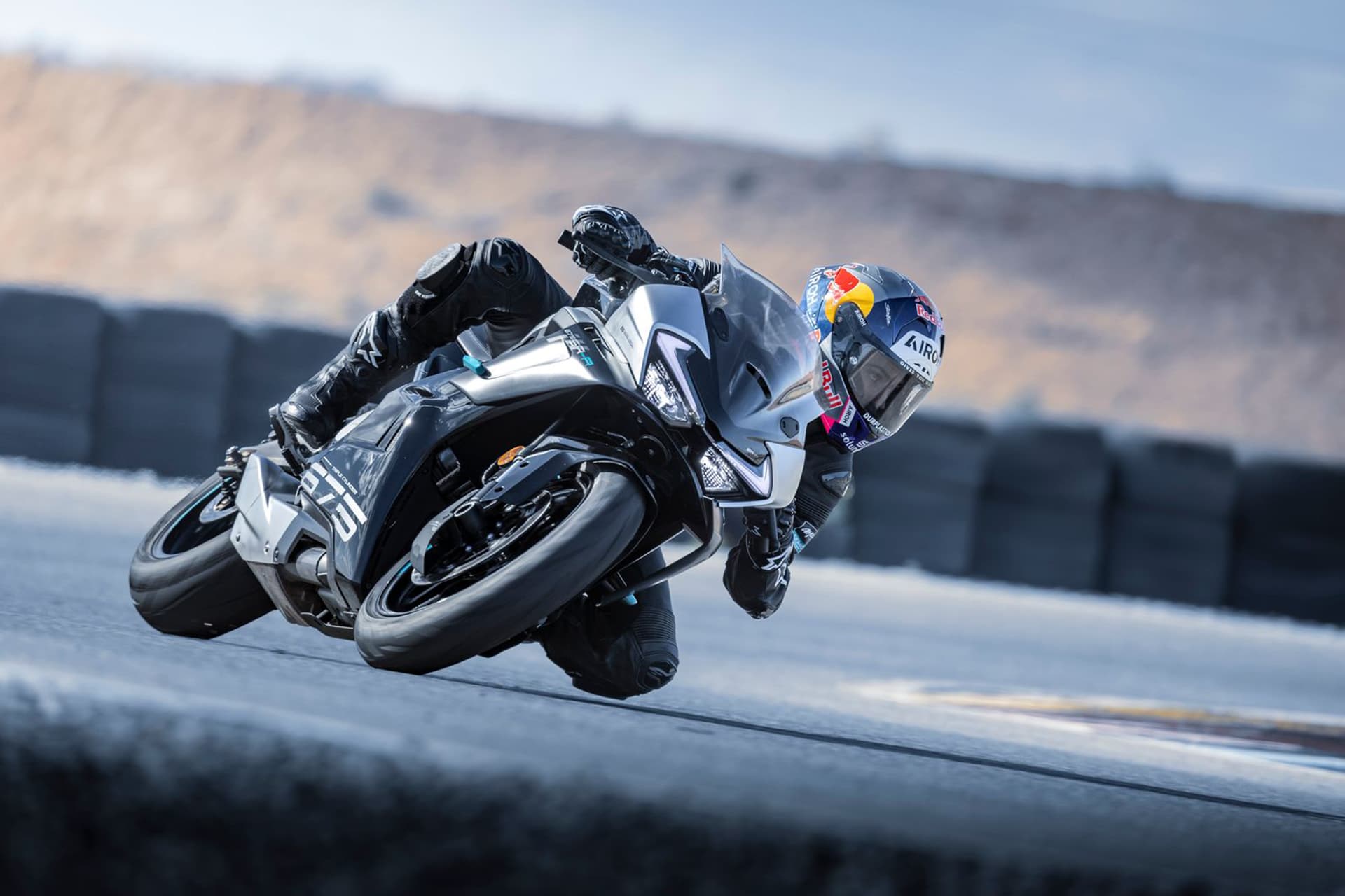 675sr R Knee Down (1) - COOPERB MOTORCYCLES 