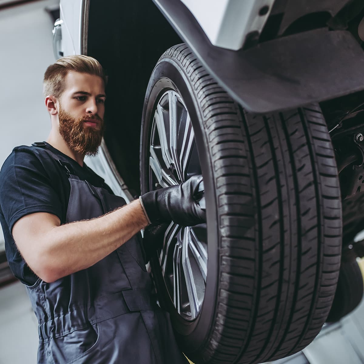 Tyre fitter