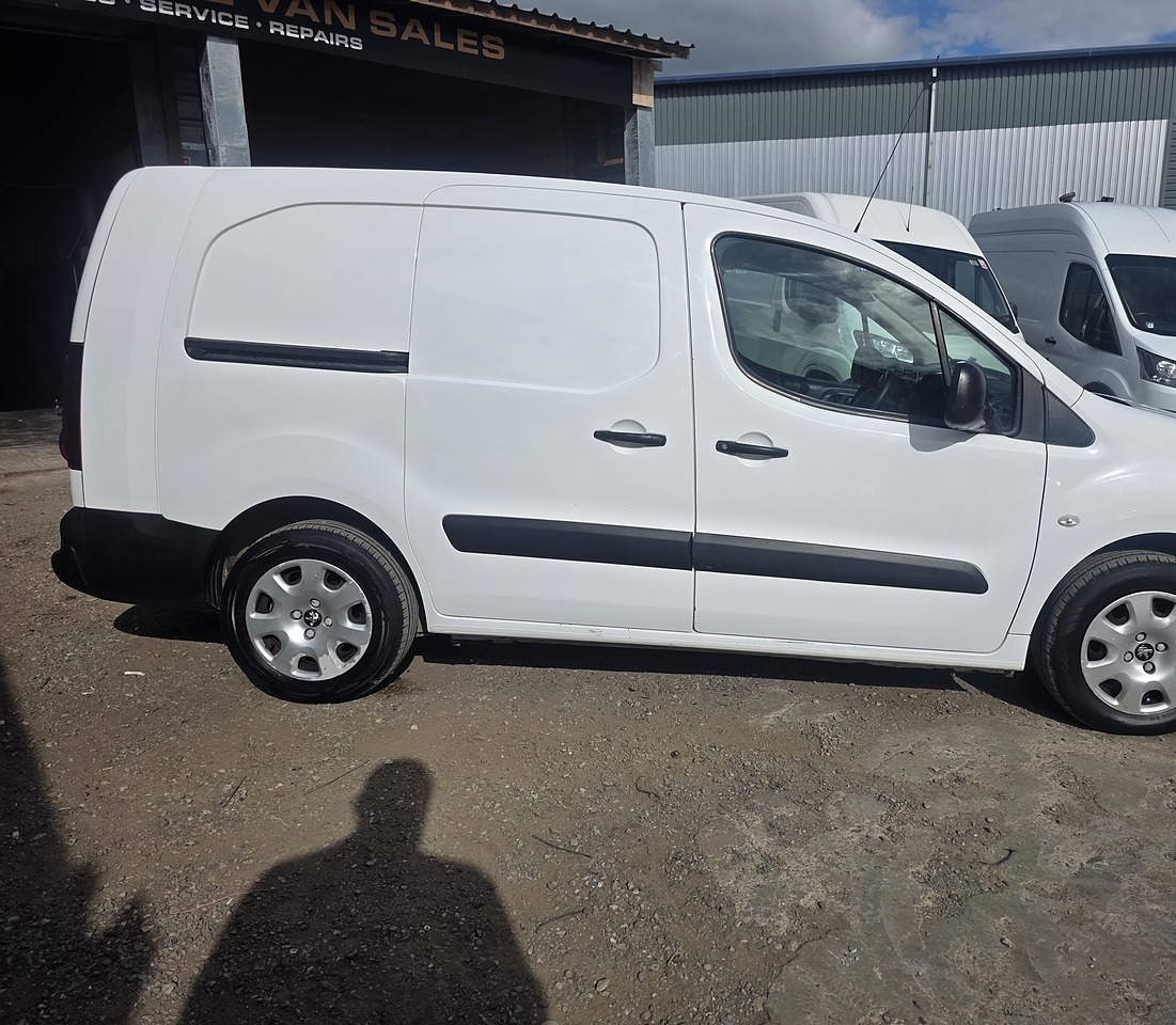 Peugeot Partner crew van in side profile on our sales yard