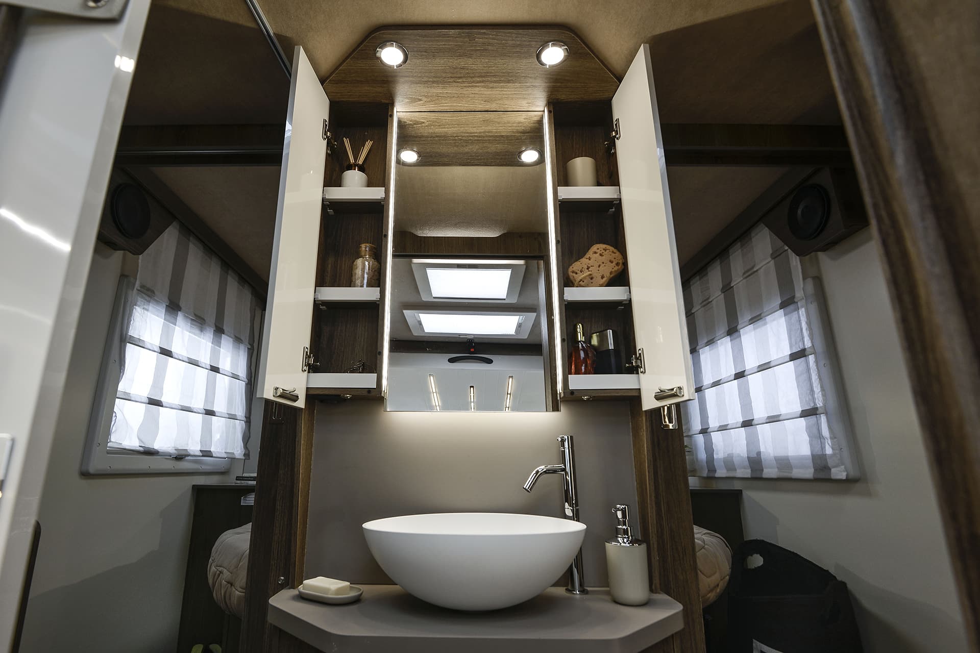 Pegaso 740 Sink Landscape (1) - Tottington Motor Company