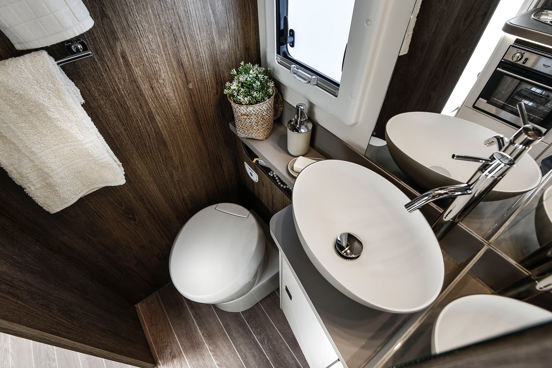 Pegaso 745 Bathroom Landscape (1) - Tottington Motor Company
