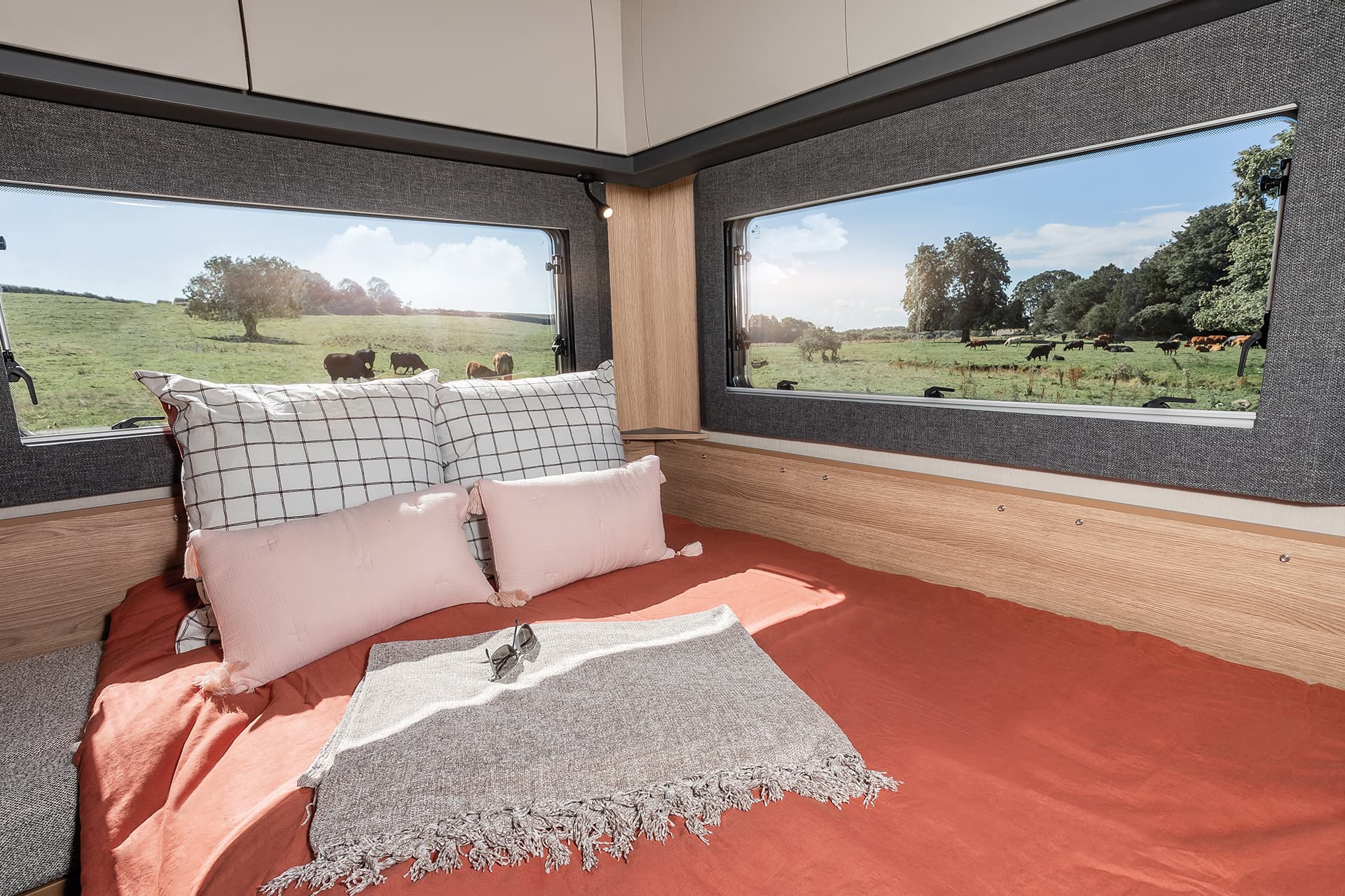 Excel 6902l Bed In Rear Lounge High Res (1) - Tottington Motor Company
