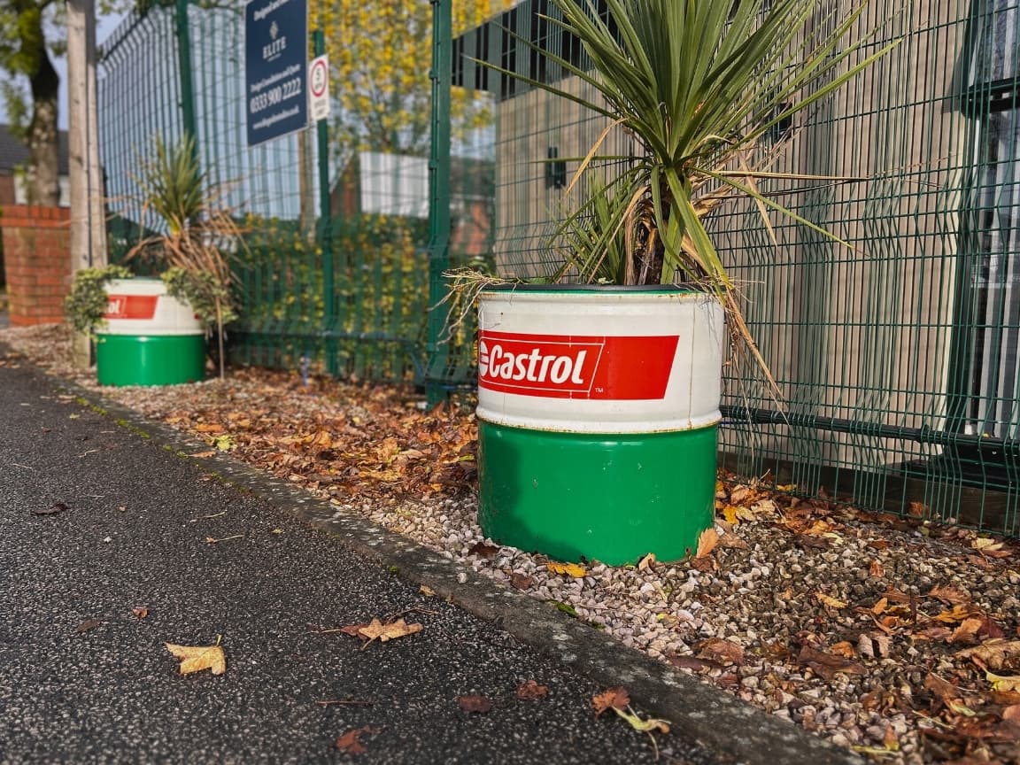 Tmc Castrol Service Decor - Tottington Motor Company
