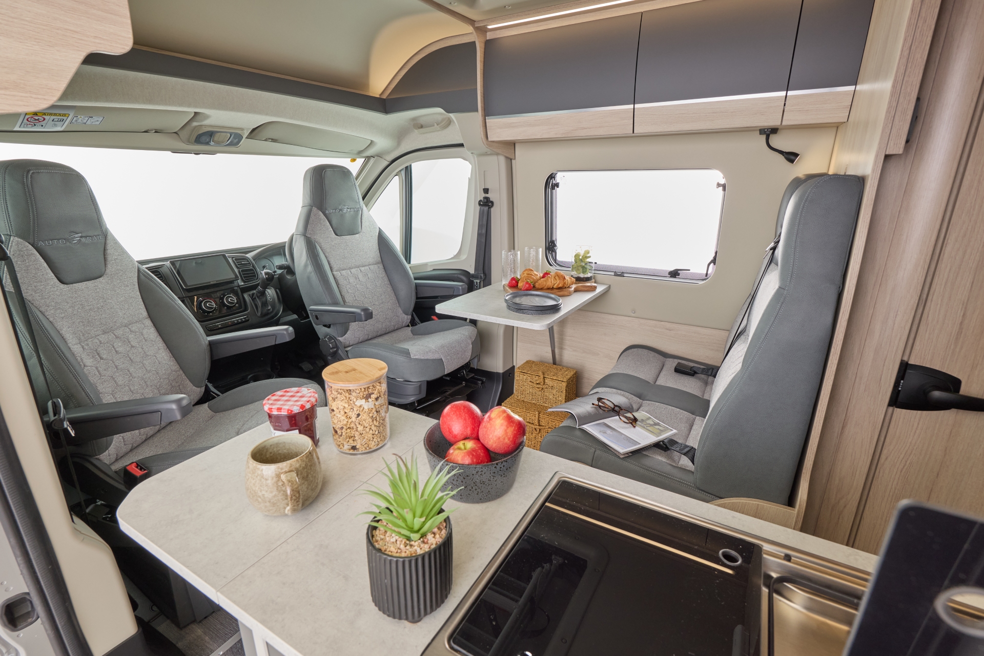 Expedition 68xl Flex Dinette 1 - Tottington Motor Company
