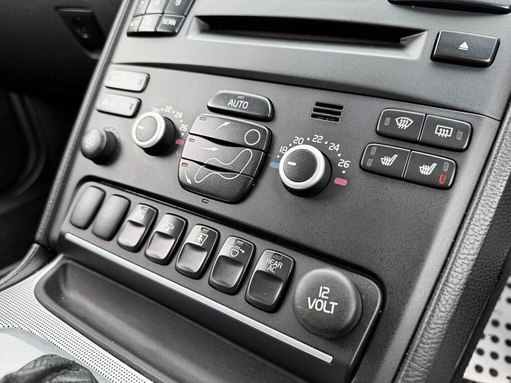 Xc V8 Int Ctrl Panel 1024x768 - Horton Cars