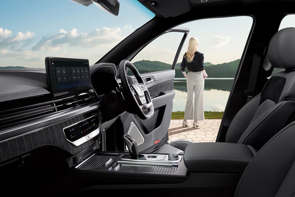 Rexton Model Page Body Image Off Roading Luxury (1) - Lamb and Gardiner Ltd