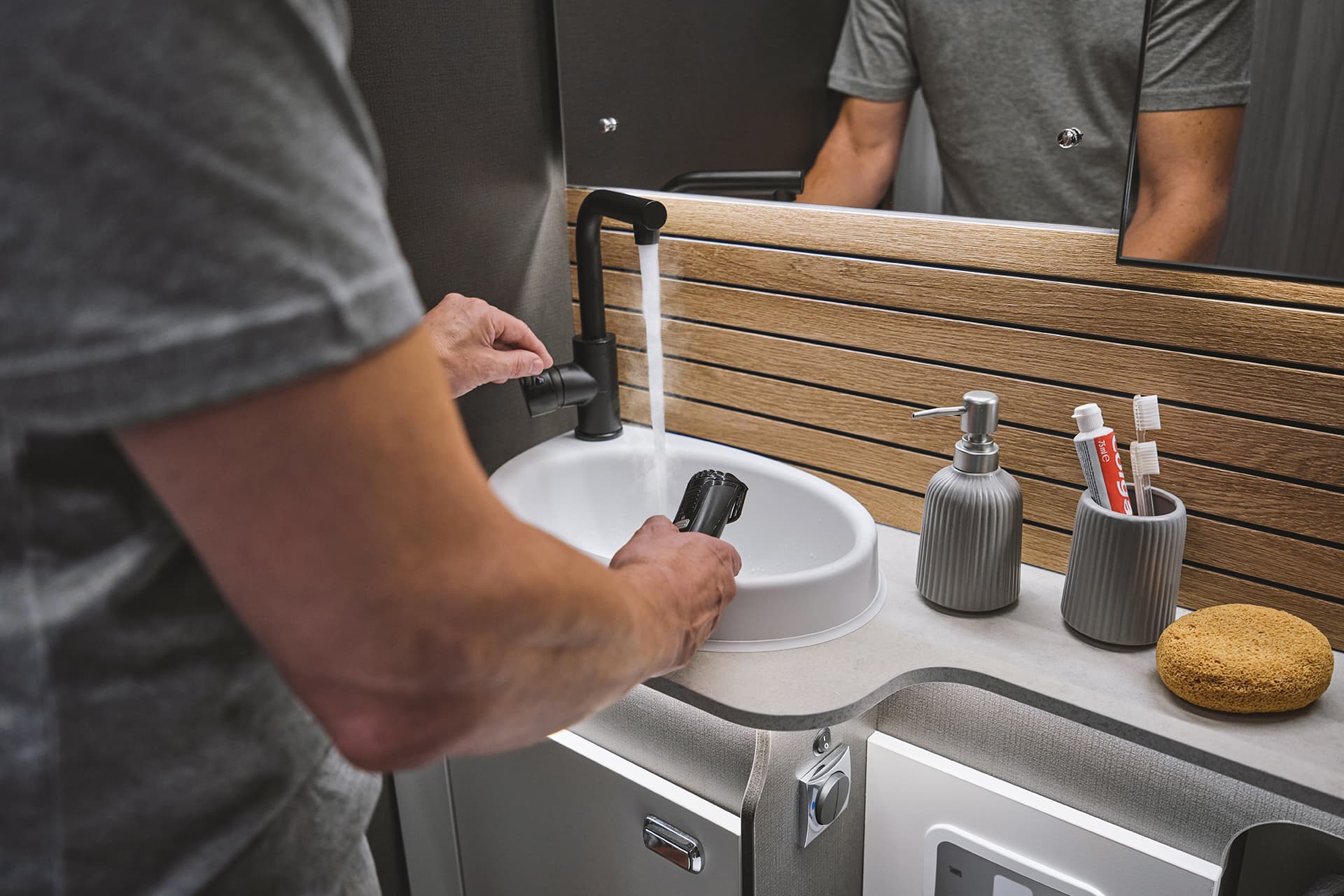Swift Escape Swift Colourtone 6000px 8 (1) - Tamar Caravans & Motorhomes