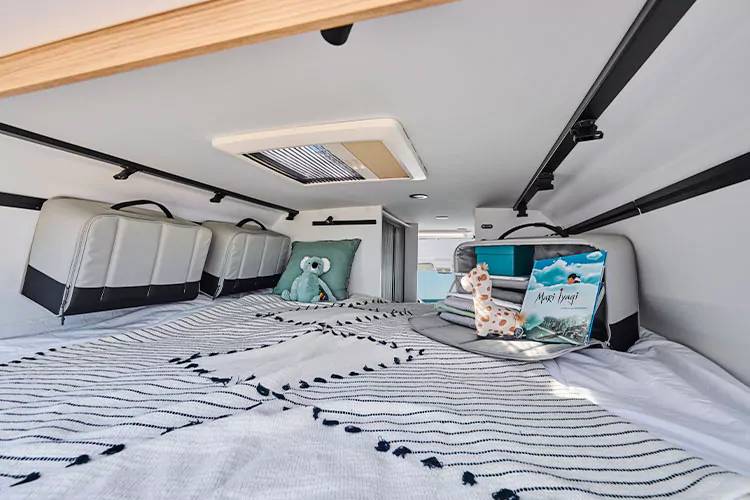 Fourgon Amenage Pilote Chambre Lit V630s - River Motorhomes