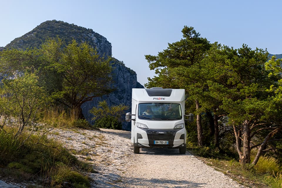 P690s Video Placeholder (1) - River Motorhomes