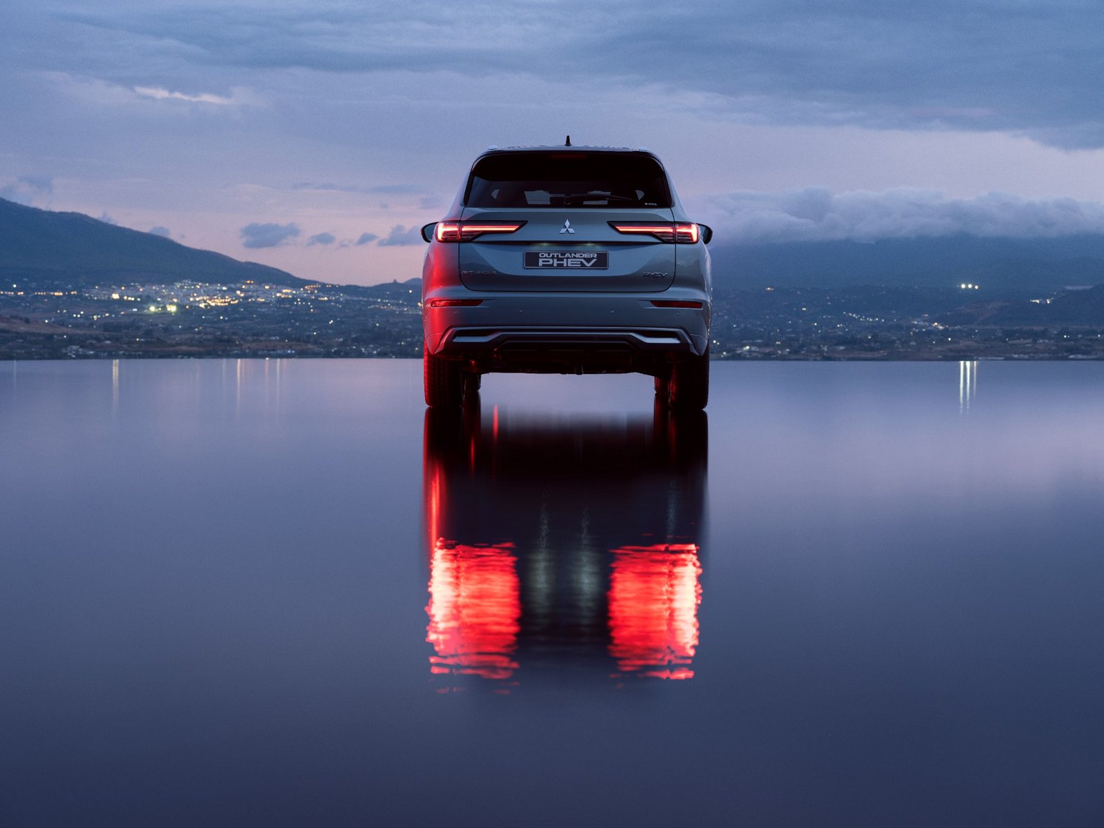 25my Outlander Phev Instyle Hero 1car Static Rear 1600w - Hereford Motor Group