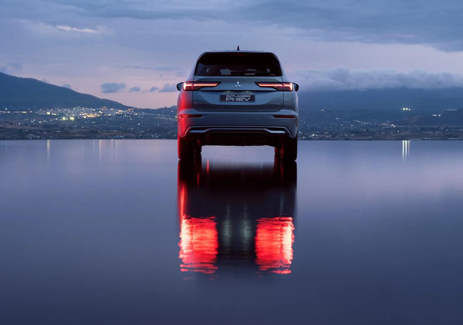 25my Outlander Phev Instyle Hero 1car Static Rear 1600w - Station Garage (Grampian) Ltd